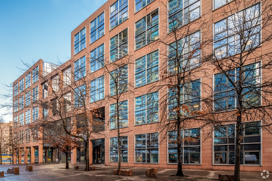 2-4 Place Des Vosges, Courbevoie for lease - Building Photo - Image 3 of 8