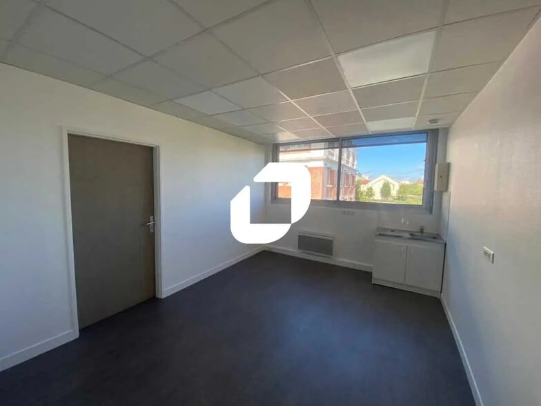 Office in Conflans-Sainte-Honorine for lease - Interior Photo - Image 2 of 7