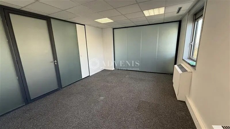 Office in Noisy-le-Grand for lease - Interior Photo - Image 2 of 7