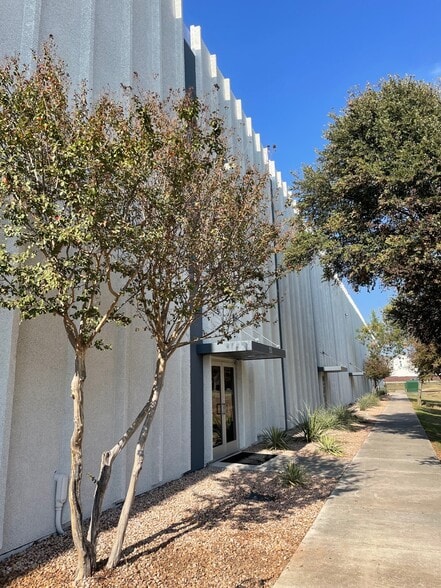 15508 Bratton Ln, Austin, TX for lease - Building Photo - Image 1 of 8