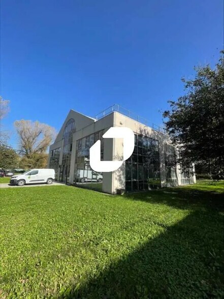 Office in Eybens for lease - Building Photo - Image 1 of 8