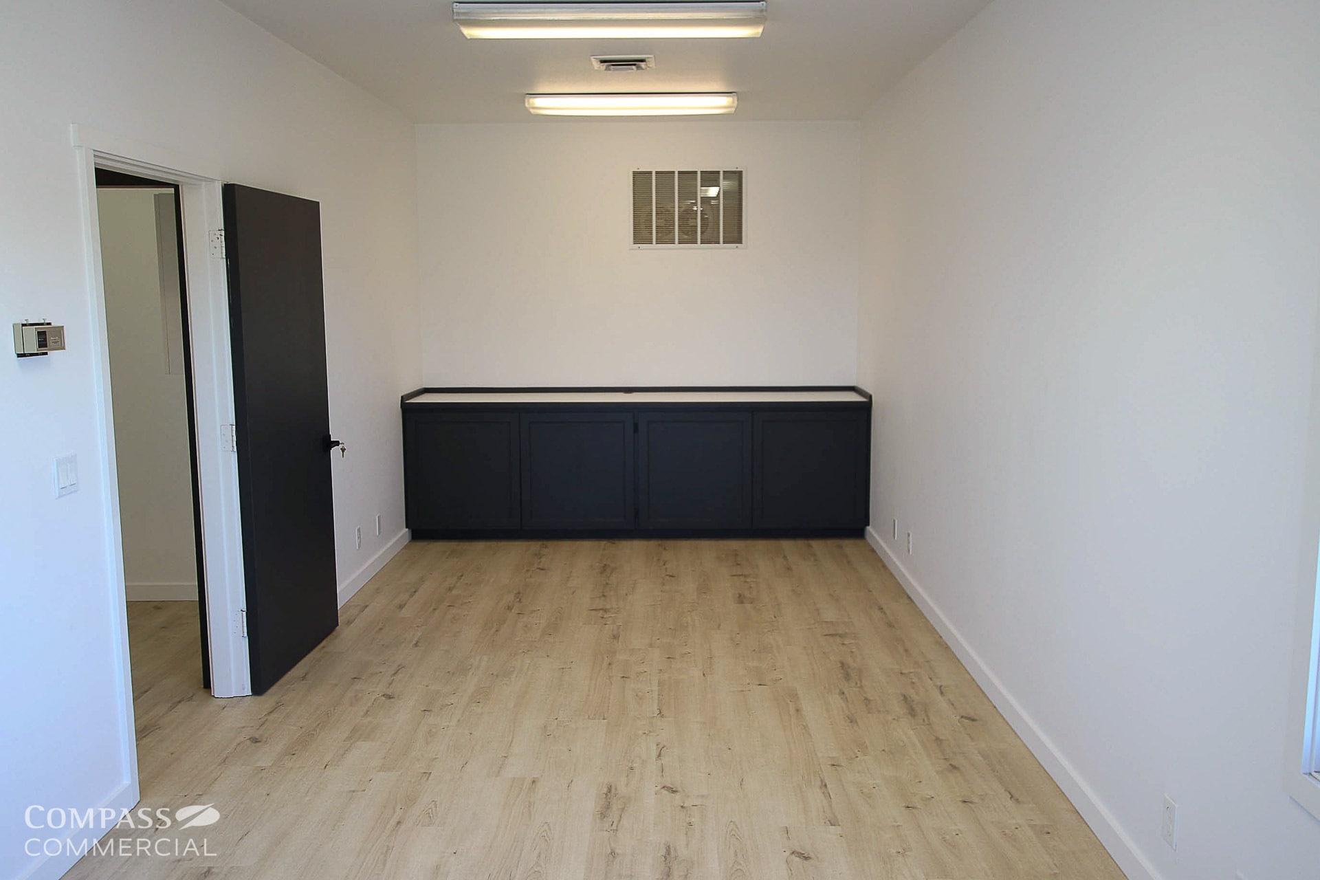 141 W Main Ave, Sisters, OR for lease Building Photo- Image 1 of 2