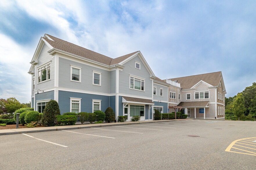 1555 Iyannough Rd, Hyannis, MA for lease - Building Photo - Image 1 of 63