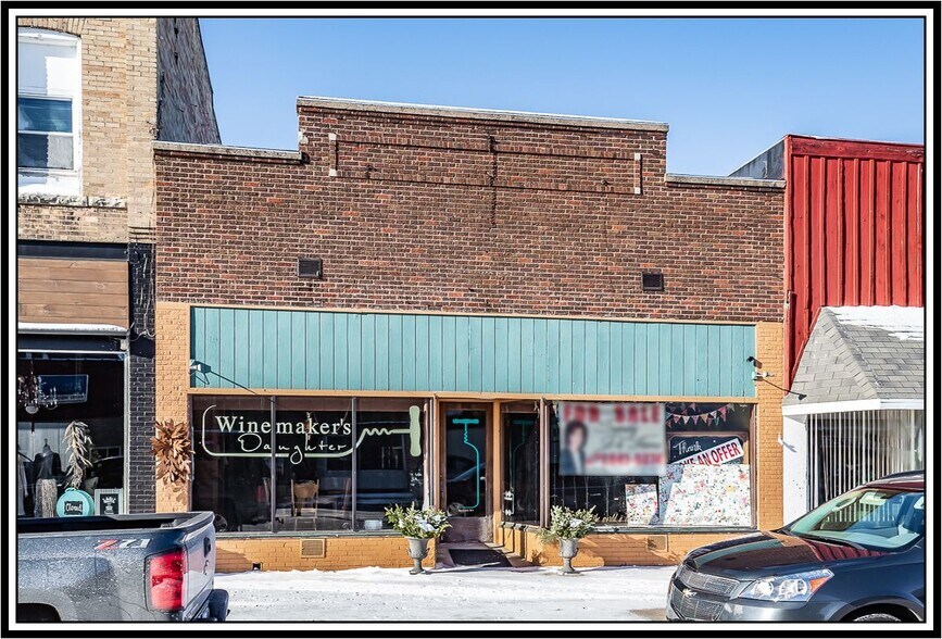327 S Bridge St, Manawa, WI for sale - Building Photo - Image 1 of 1