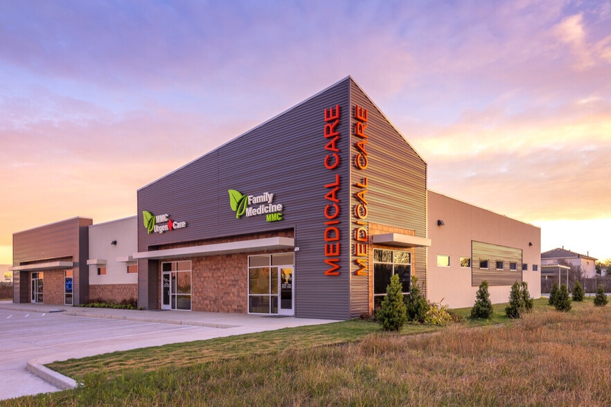 6750 E Sam Houston Pky N, Houston, TX for lease - Building Photo - Image 2 of 4