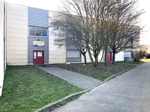 Industrial in Villepreux for lease Building Photo- Image 1 of 1