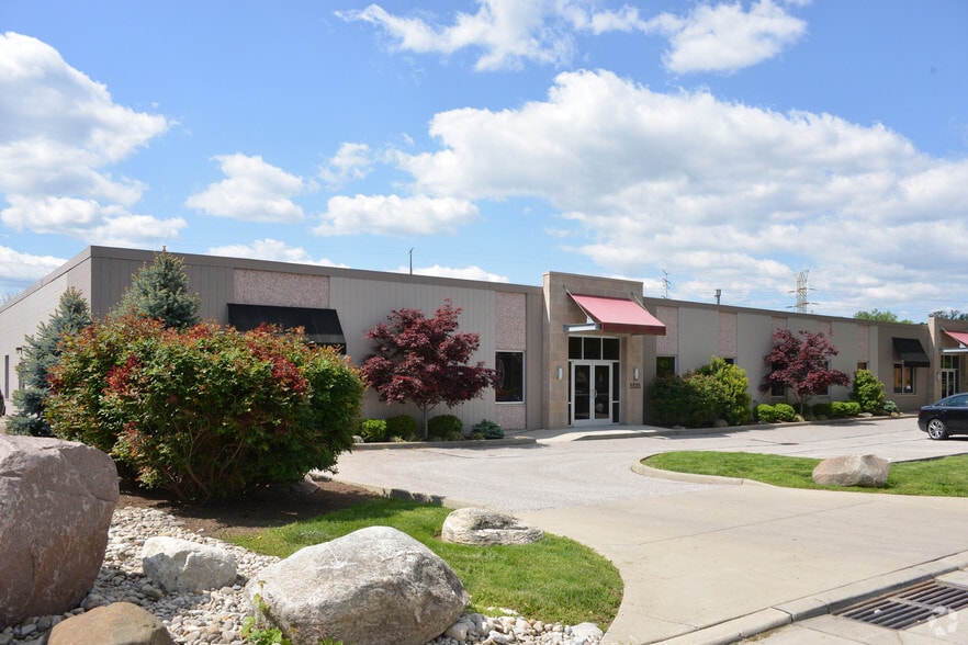 5533-5535 Fair Ln, Cincinnati, OH for lease - Building Photo - Image 1 of 16