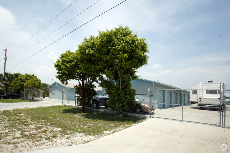 830 Buttonwood Dr, Fort Myers, FL for sale - Building Photo - Image 2 of 4