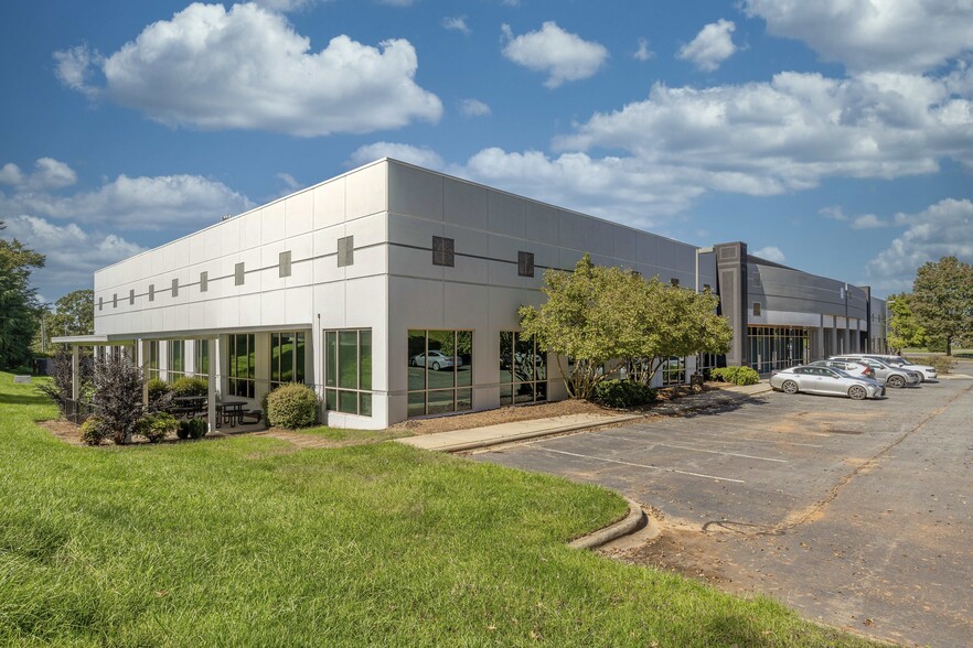 6125 Lakeview Rd, Charlotte, NC for lease - Building Photo - Image 1 of 10