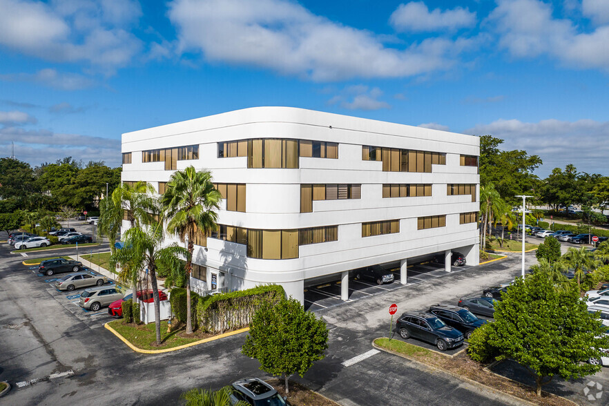 9050 Pines Blvd, Pembroke Pines, FL for lease - Building Photo - Image 3 of 20