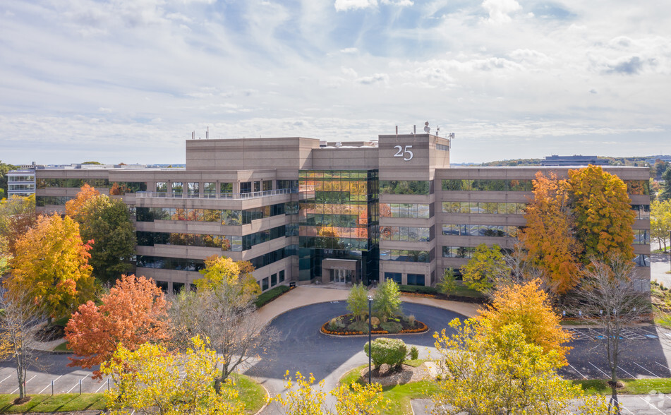 25 Burlington Mall Rd, Burlington, MA for lease - Building Photo - Image 1 of 14