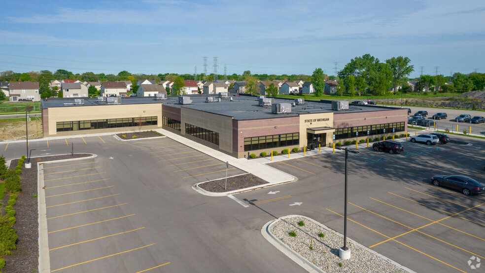 13041 10 Mile Rd, Warren, MI for lease - Building Photo - Image 3 of 6