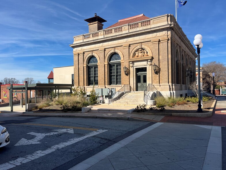 401 N Main St, Anderson, SC for lease - Building Photo - Image 1 of 11