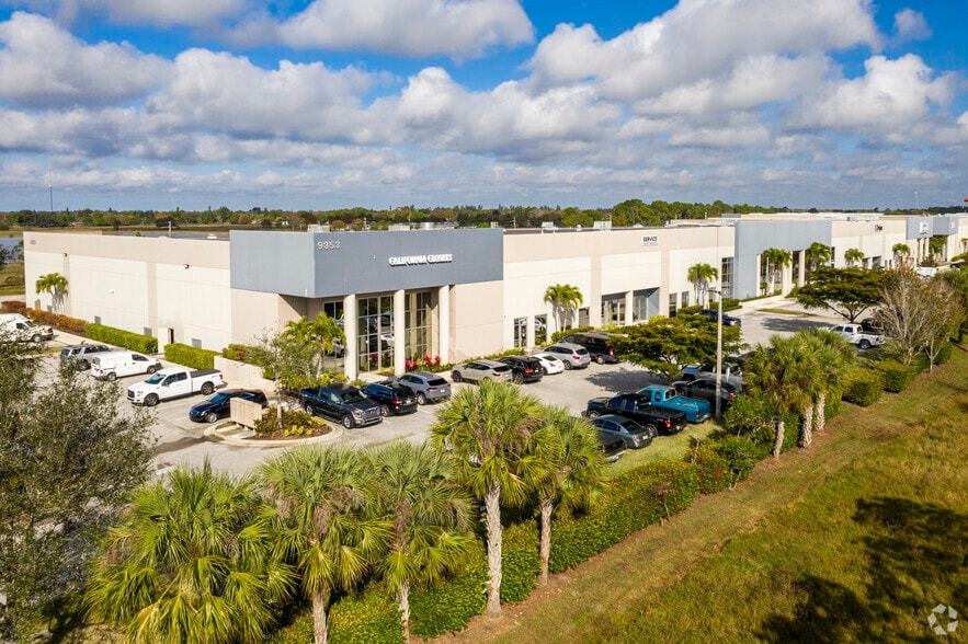 9353 Laredo Ave, Fort Myers, FL for lease - Primary Photo - Image 1 of 8