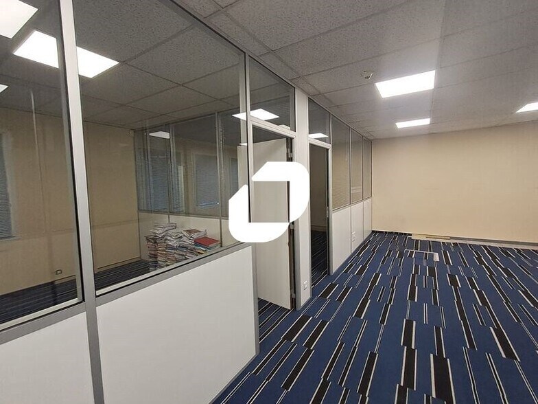 Office in Nanterre for lease - Building Photo - Image 3 of 13