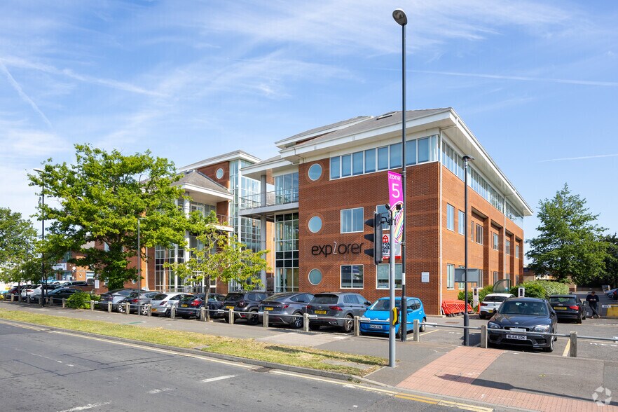 Fleming Way, Crawley for lease - Building Photo - Image 1 of 11