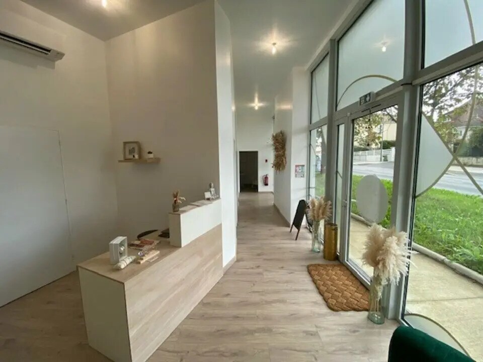 Retail in Carbon-Blanc for lease Interior Photo- Image 1 of 13