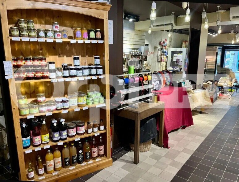 Retail in Lyon for lease - Interior Photo - Image 2 of 4