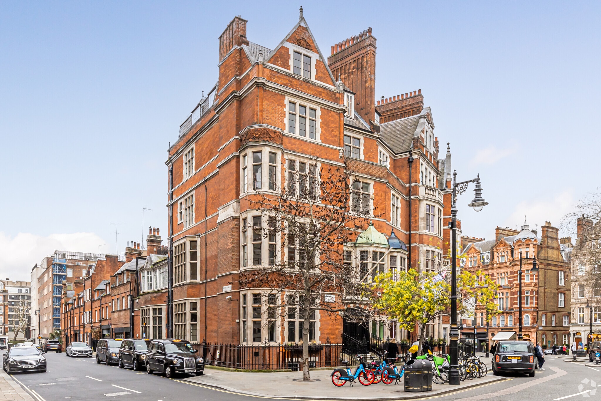 8 Carlos Pl, London for sale Primary Photo- Image 1 of 1