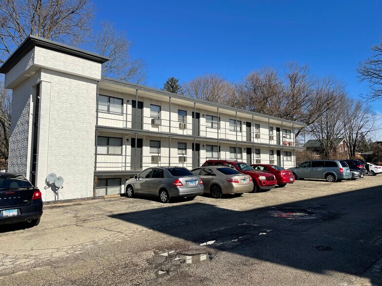 913 4th St, Charleston, IL 61920 4th Street Apartments