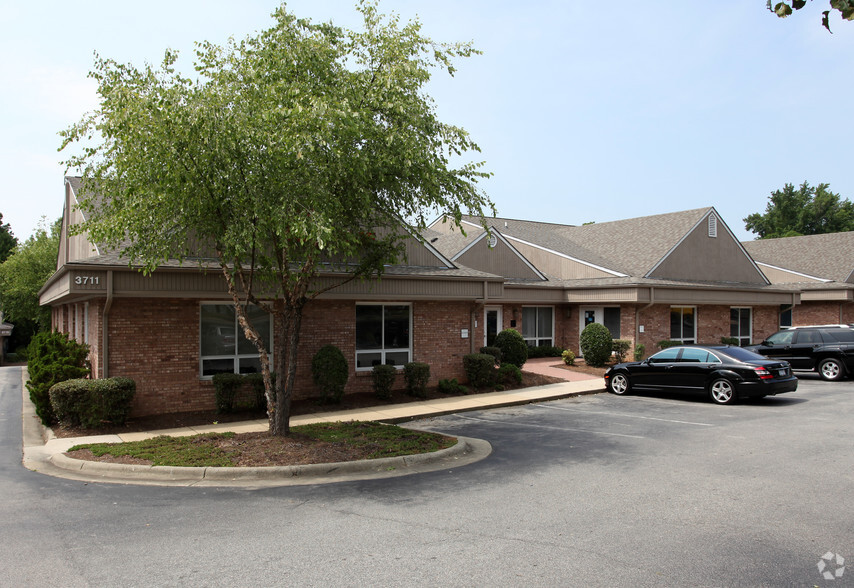 3711 University Dr, Durham, NC for lease - Primary Photo - Image 1 of 3