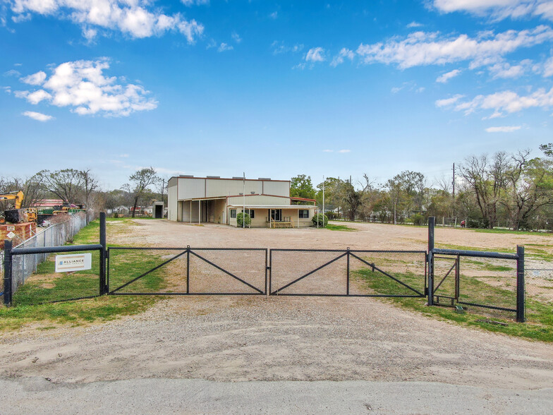 418 Bayou Dr, Channelview, TX for sale - Building Photo - Image 1 of 23