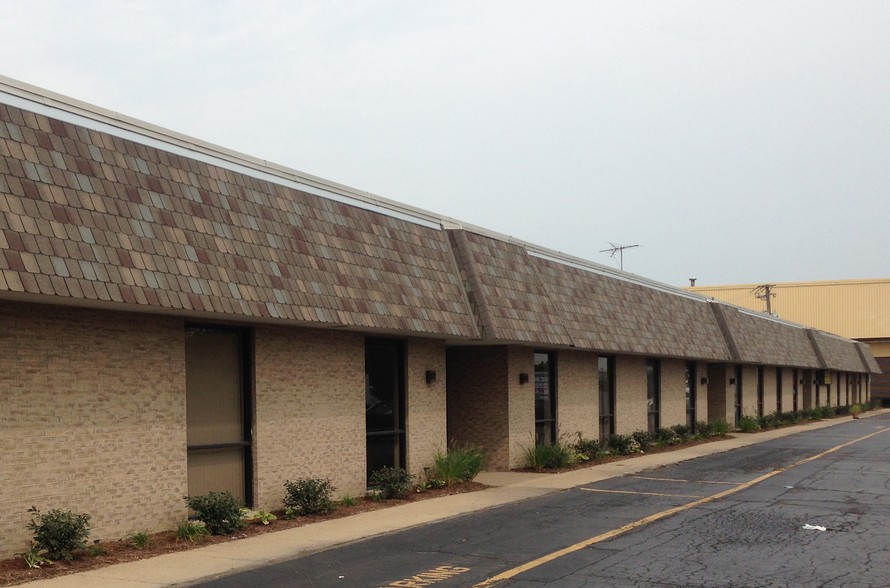 2200-2290 Elmhurst Rd, Elk Grove Village, IL for lease - Primary Photo - Image 1 of 3