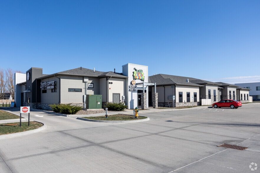 1606 NW Irvinedale Dr, Ankeny, IA for lease - Primary Photo - Image 2 of 34