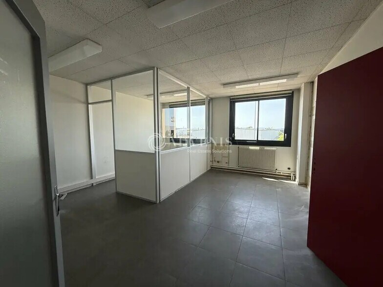 Office in Chassieu for lease - Interior Photo - Image 2 of 6