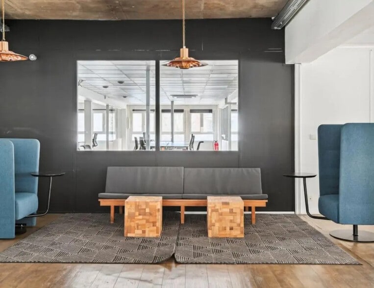 Office in Saint-Ouen-sur-Seine for lease - Building Photo - Image 1 of 11