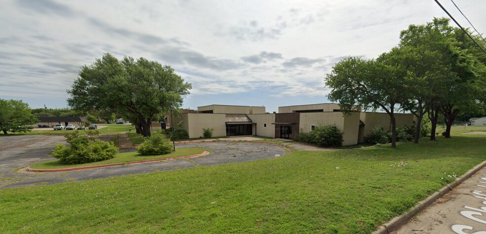 800 S Chatfield St, Ennis, TX for sale - Building Photo - Image 1 of 1