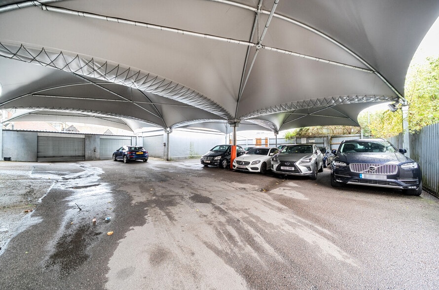 30 Whitchurch Ln, Harrow for lease - Interior Photo - Image 2 of 6