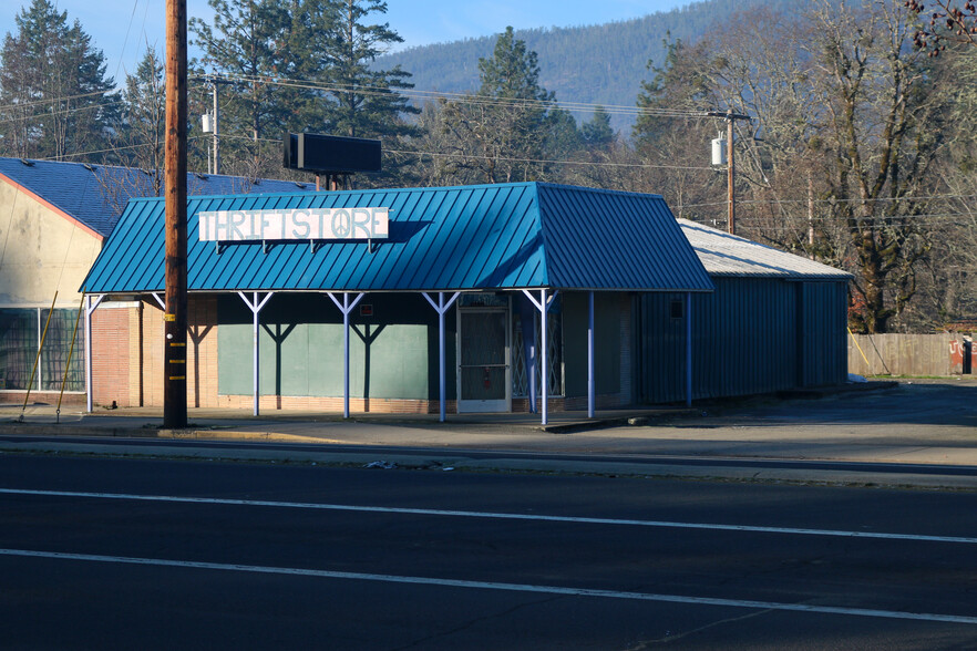 144 N Redwood Hwy, Cave Junction, OR for sale - Primary Photo - Image 1 of 11