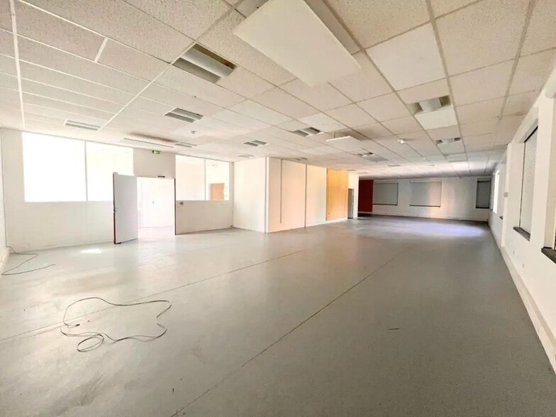 Office in Montigny-le-Bretonneux for lease - Interior Photo - Image 2 of 14