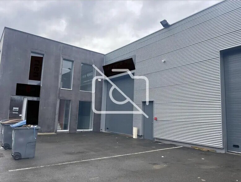 Industrial in Wasquehal for lease - Building Photo - Image 1 of 16