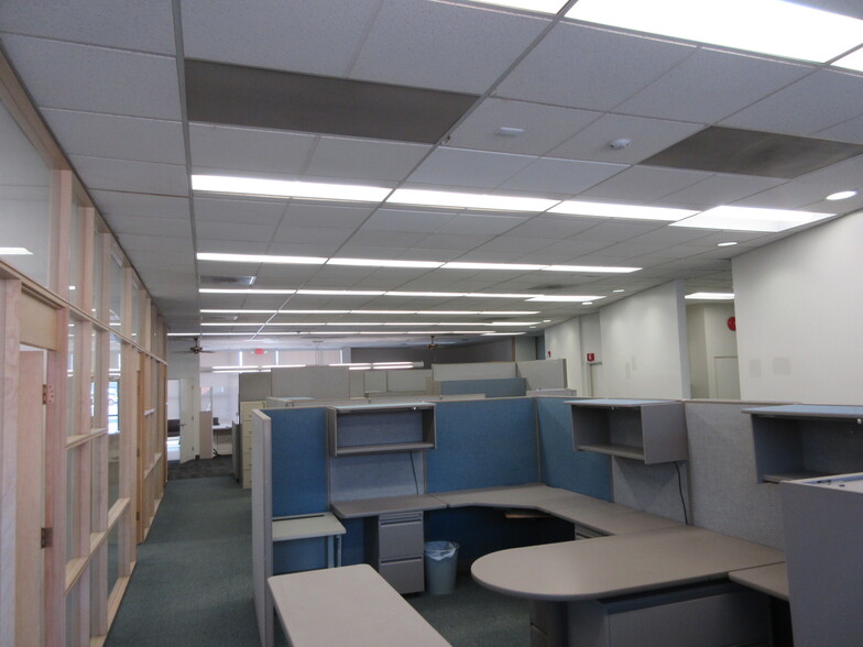 208 W D St, Lemoore, CA for lease - Building Photo - Image 3 of 6