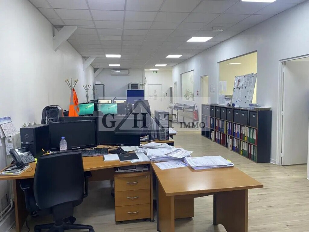 Location Bureaux 174 m² - Photo 1