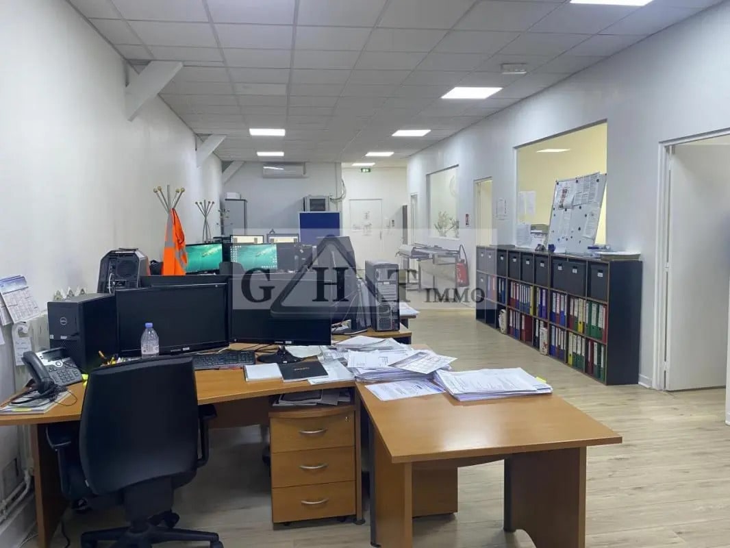 Office in Alfortville for lease Interior Photo- Image 1 of 5