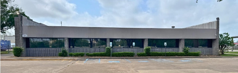 3915 W Cardinal Dr, Beaumont, TX for lease - Building Photo - Image 2 of 16