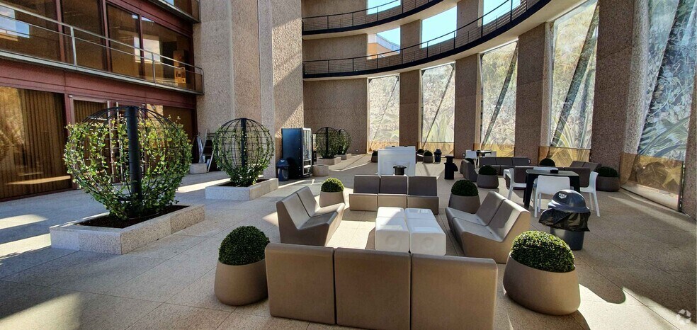 Office in Madrid, Madrid for lease - Building Photo - Image 3 of 9