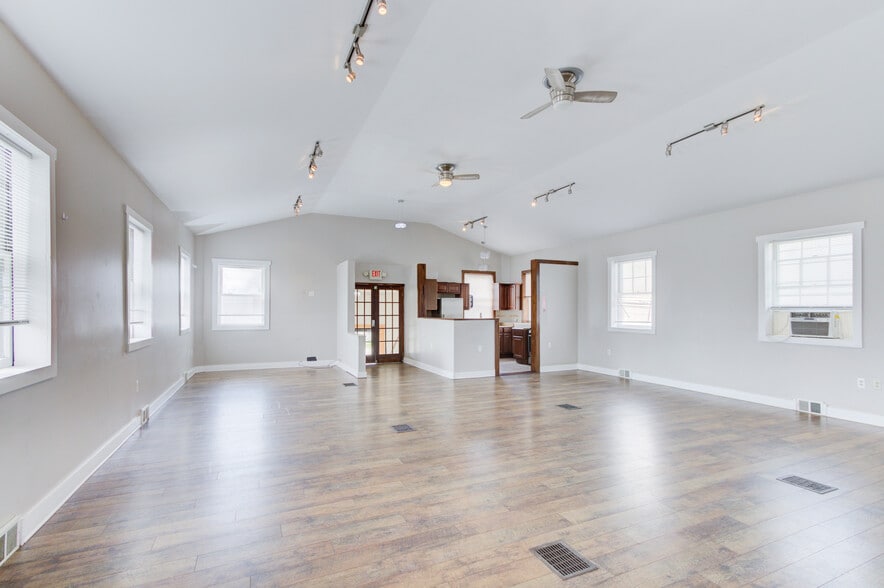 2520 Rochester Rd, Royal Oak, MI for lease - Building Photo - Image 2 of 31