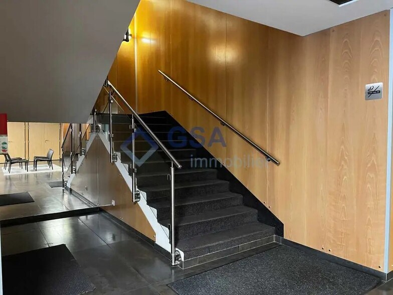 Office in Lieusaint for lease - Lobby - Image 2 of 4