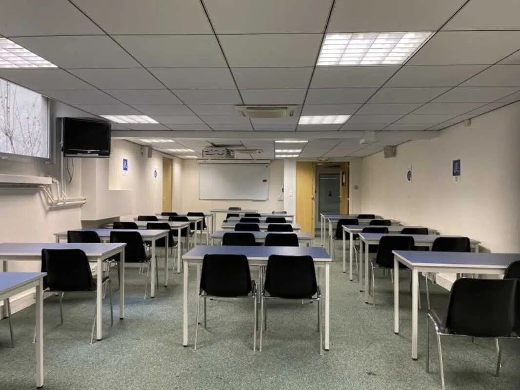 Office in Paris for lease Interior Photo- Image 1 of 12