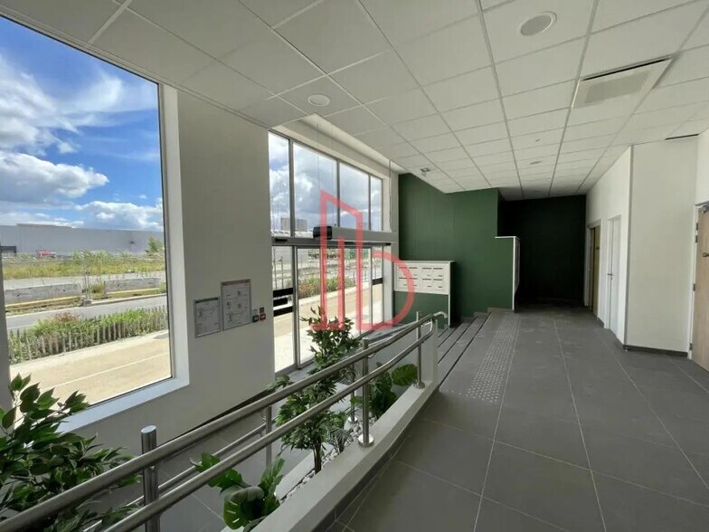 Office in Bordeaux for lease - Lobby - Image 2 of 7