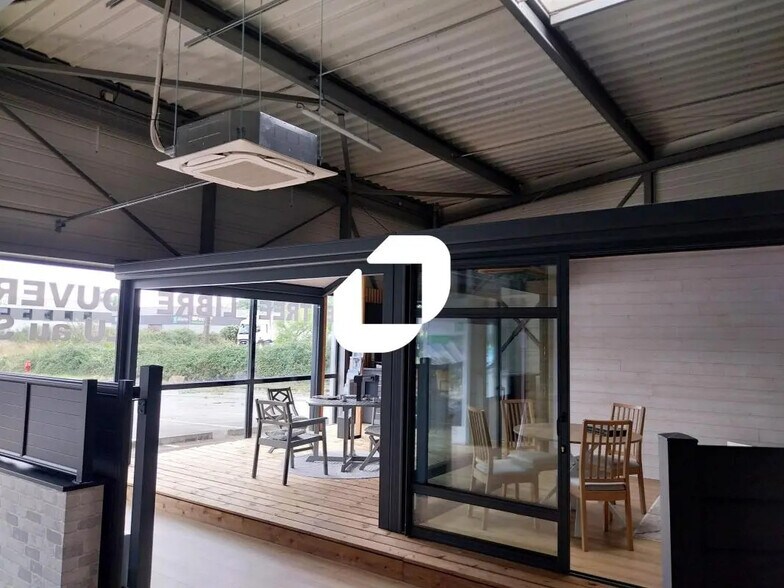 Retail in Carquefou for lease - Interior Photo - Image 2 of 11