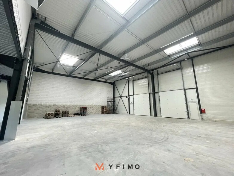 Flex in Flins-sur-Seine for lease - Interior Photo - Image 2 of 7