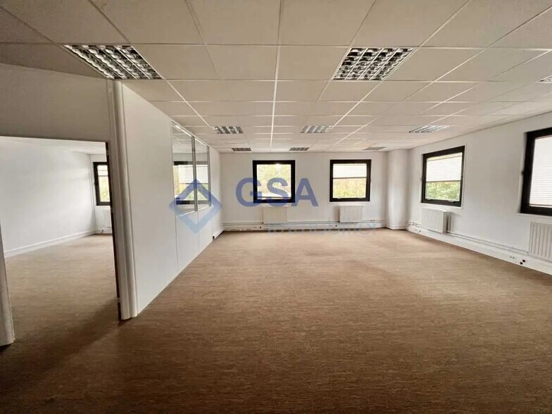 Office in Lisses for lease - Interior Photo - Image 3 of 5