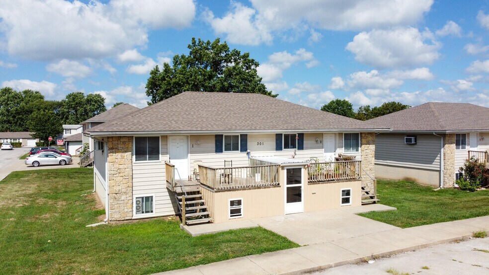 301 N 3rd St, Odessa, MO 64076