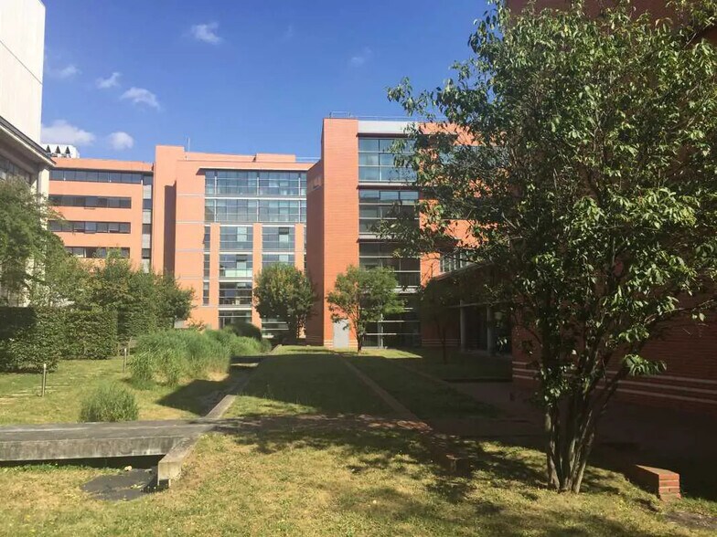 Office in Ivry-sur-Seine for lease - Building Photo - Image 1 of 5