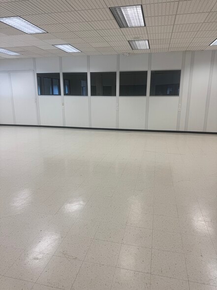 111 Roberts St, East Hartford, CT for lease - Building Photo - Image 3 of 10